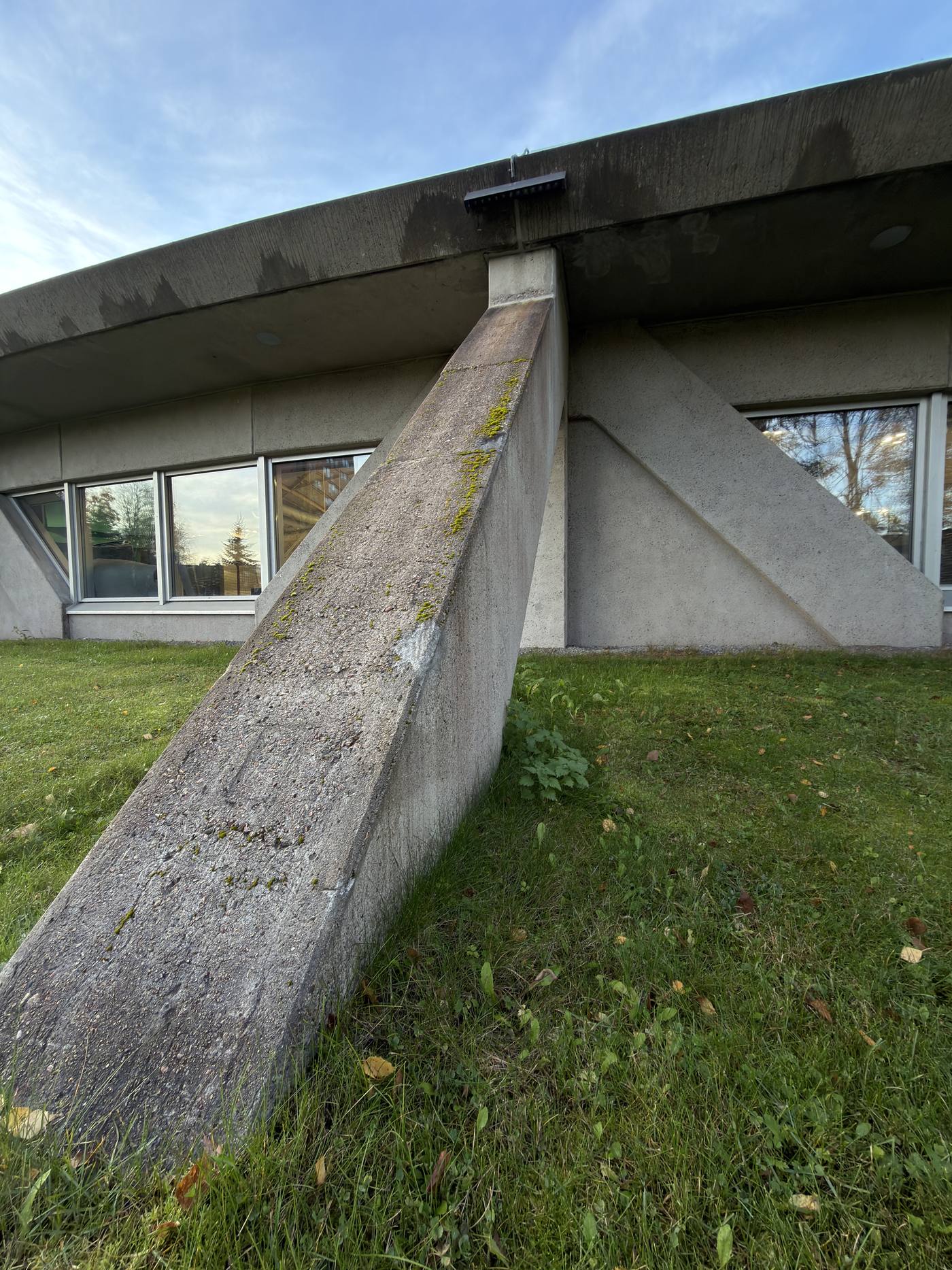 An inclined glued-laminated timber buttress of Oulu Hall rising toward the ring beam