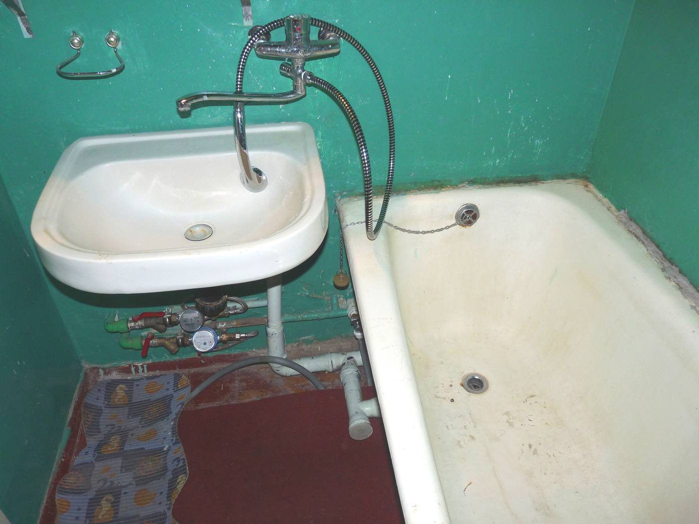 A bathroom interior in Tallinn — closed storage keeping bottles and towels out of sight