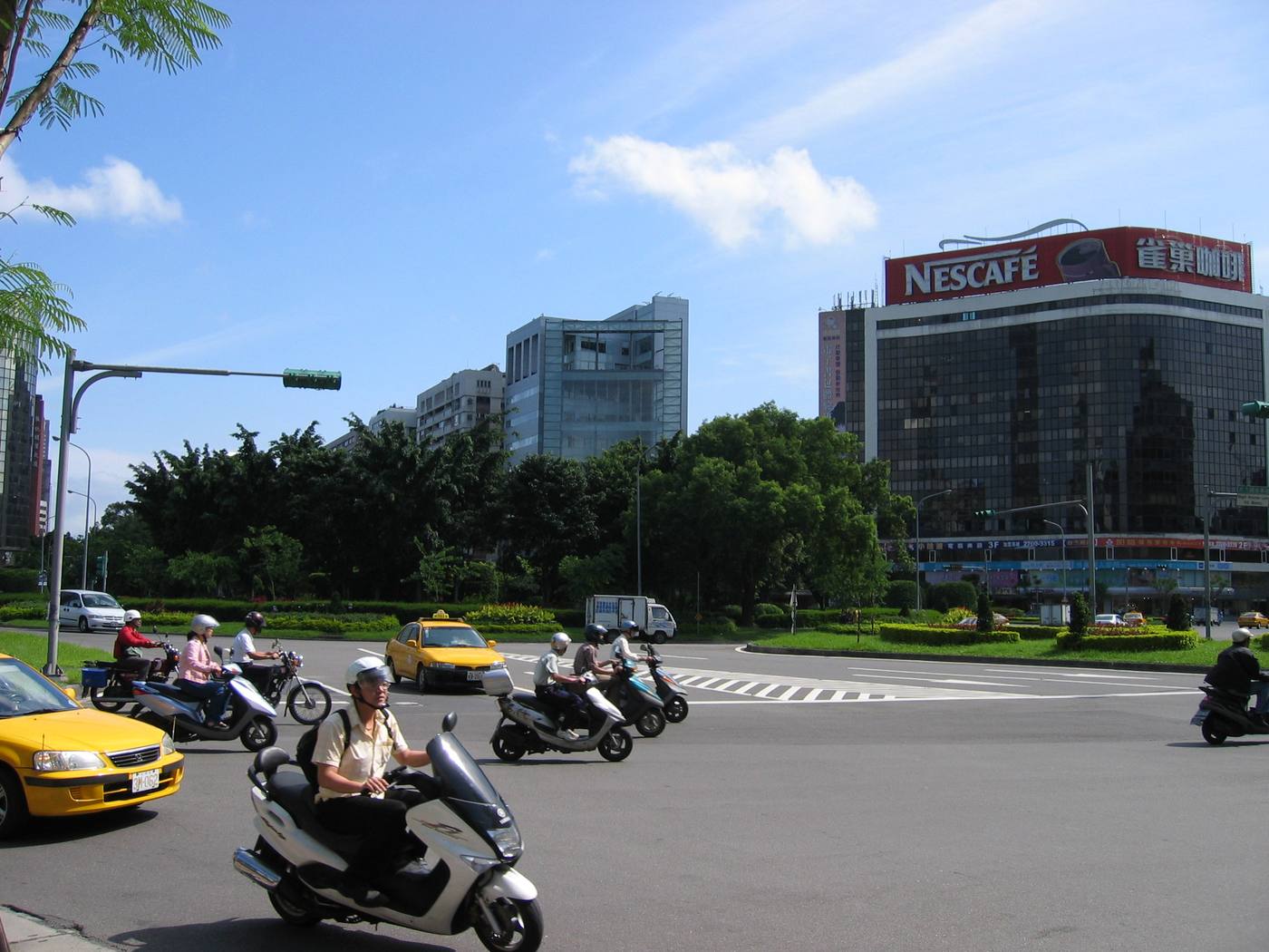 The Renai Circle intersection with Dunhua South Road in Taipei, photographed in 2005