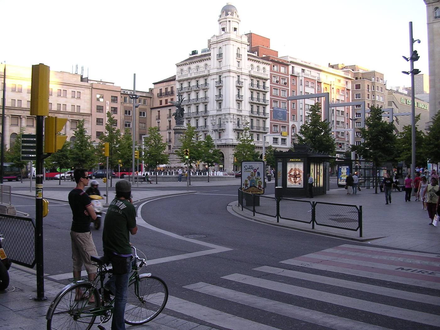Plaza de España in Zaragoza, seen from a street corner across a pedestrian crossing