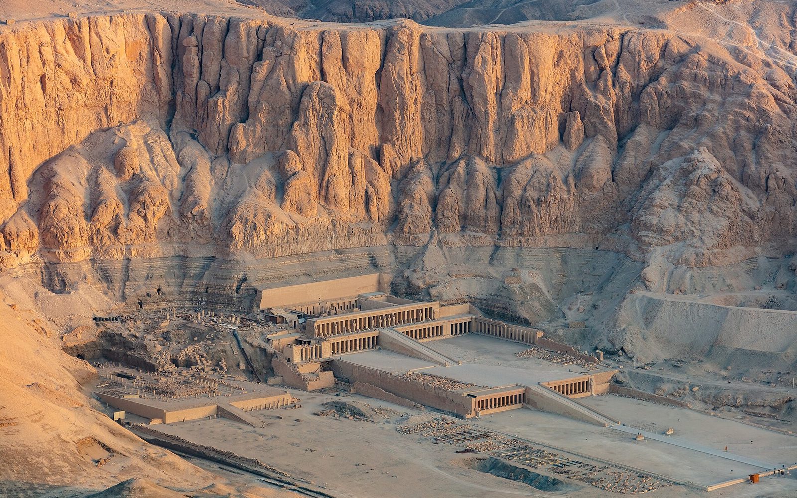 Deir el-Bahari from the air: the terraced temple of Hatshepsut against the cliff, with the earlier terraced temple of Mentuhotep II beside it