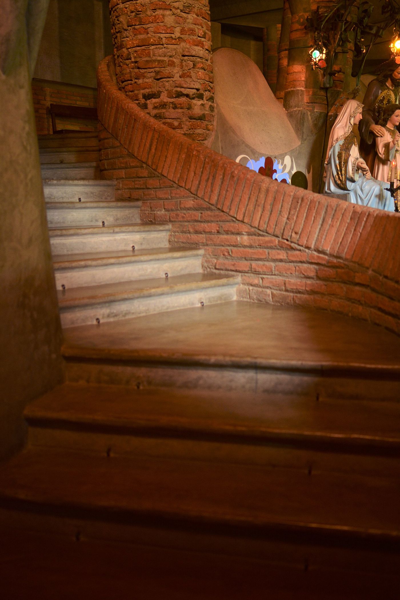 The crypt of the Colònia Güell church, its leaning columns and brick arches found by hanging model