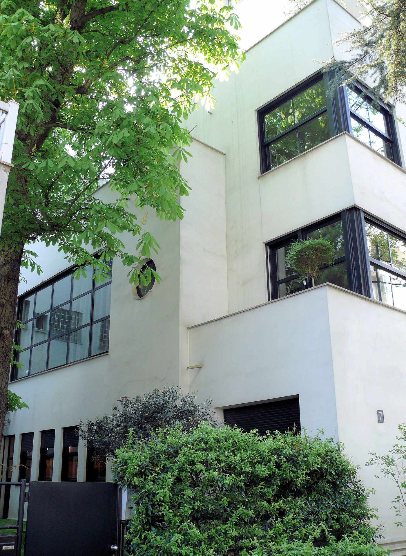 A white cubic villa in the Rue Mallet-Stevens, Paris