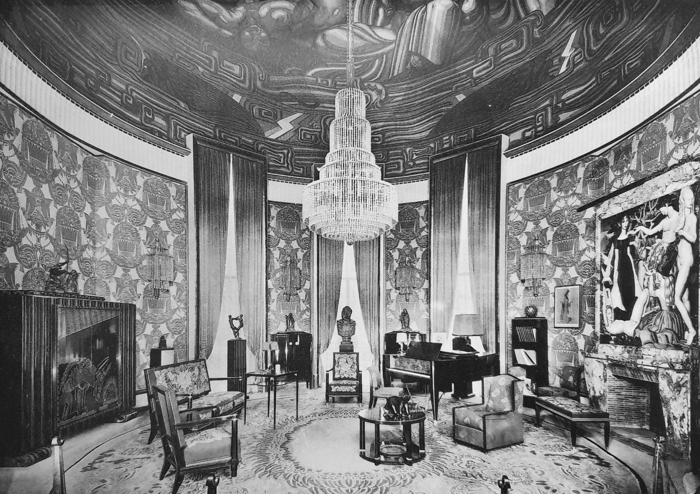 The grand salon of Ruhlmann's Hôtel du Collectionneur at the 1925 Paris Exposition, with curved walls and a crystal chandelier