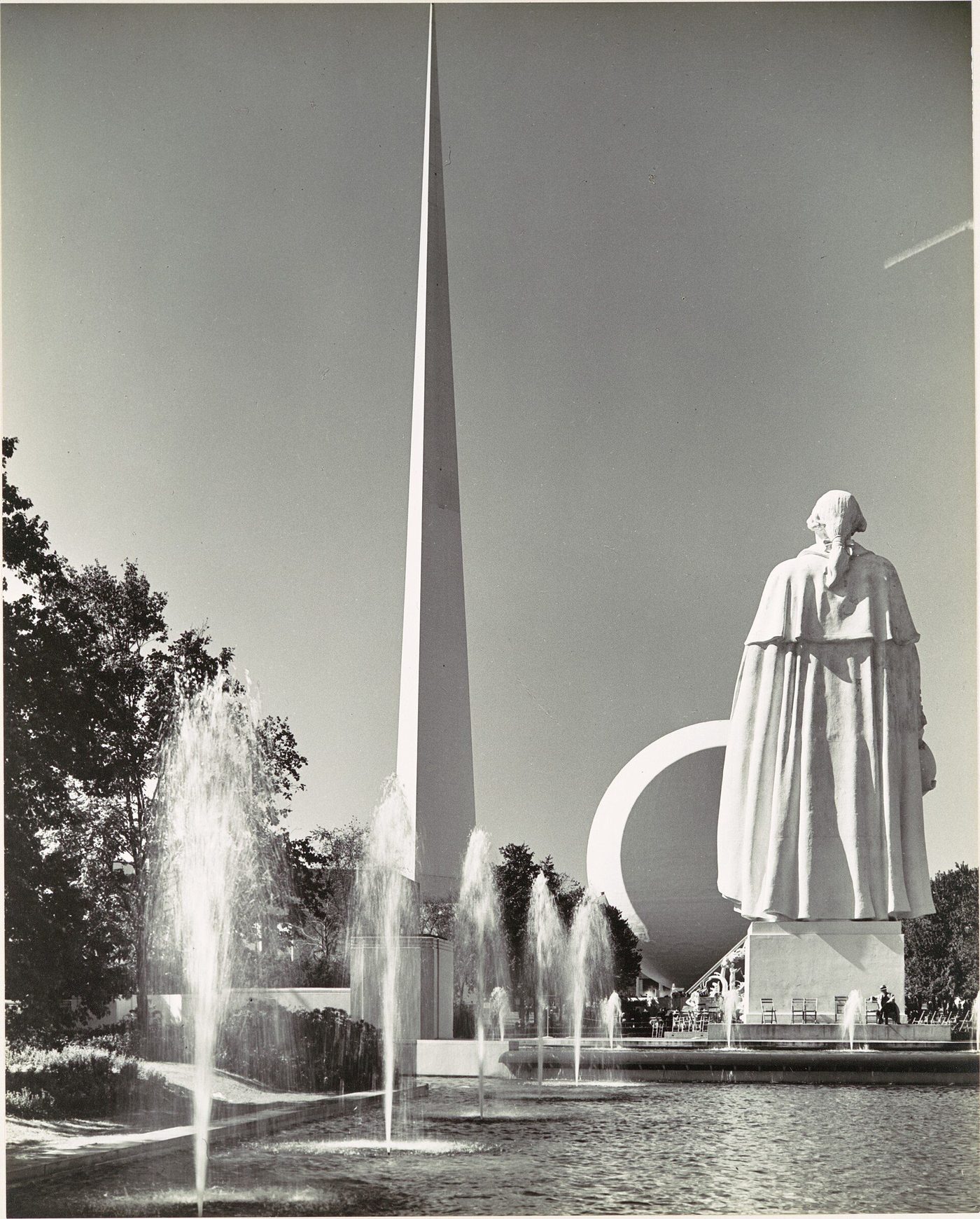 The Trylon and Perisphere of the 1939 New York World's Fair with the statue of Washington and fountains