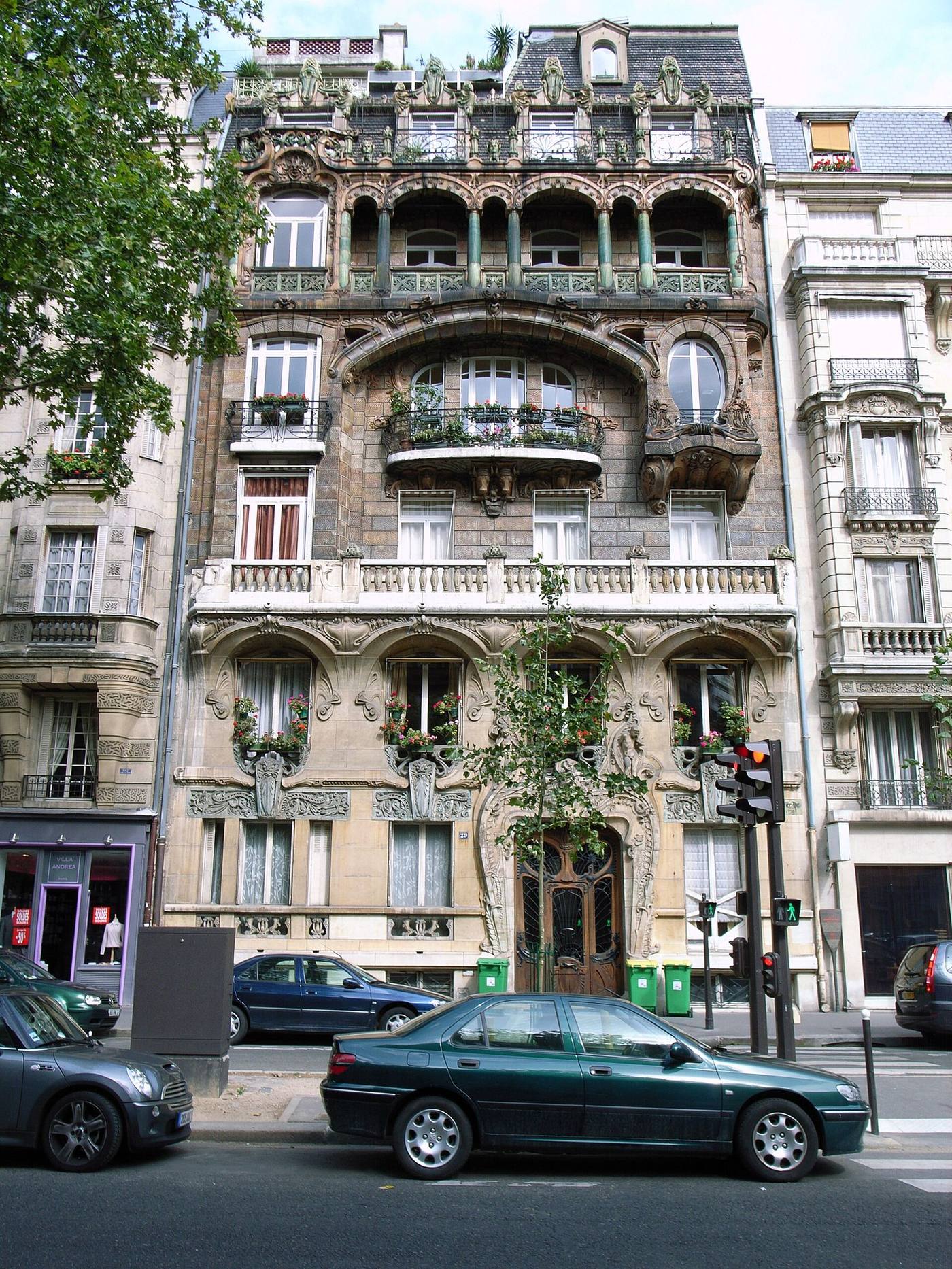 Facade detail of 29 Avenue Rapp in Paris by Jules Lavirotte