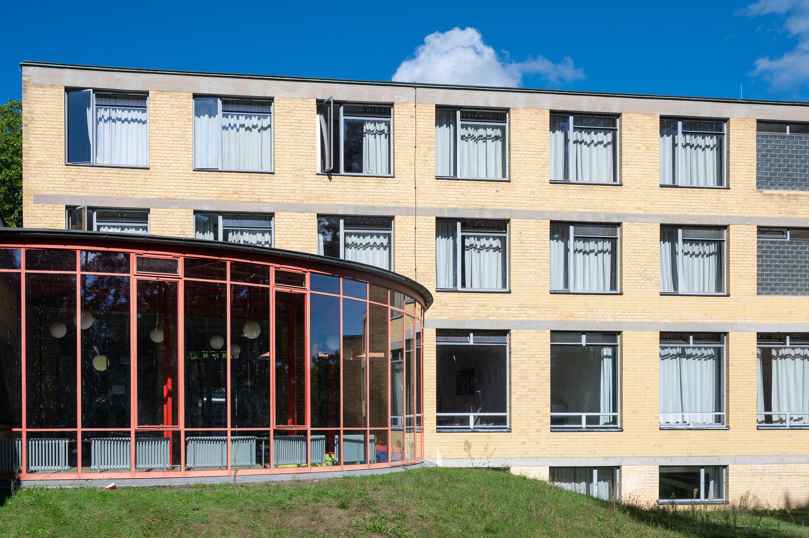 The ADGB Trade Union School at Bernau, its glass teaching block in woodland