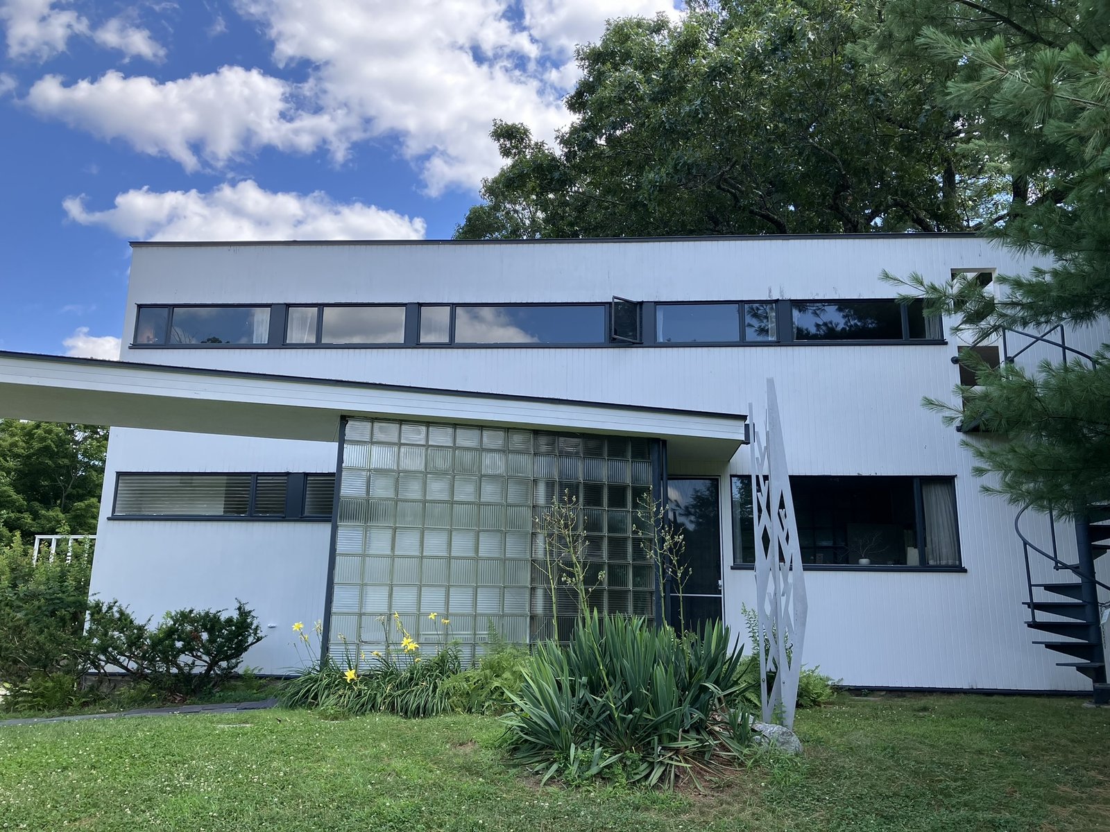 The Gropius House in Lincoln, Massachusetts, a modern house in timber and fieldstone
