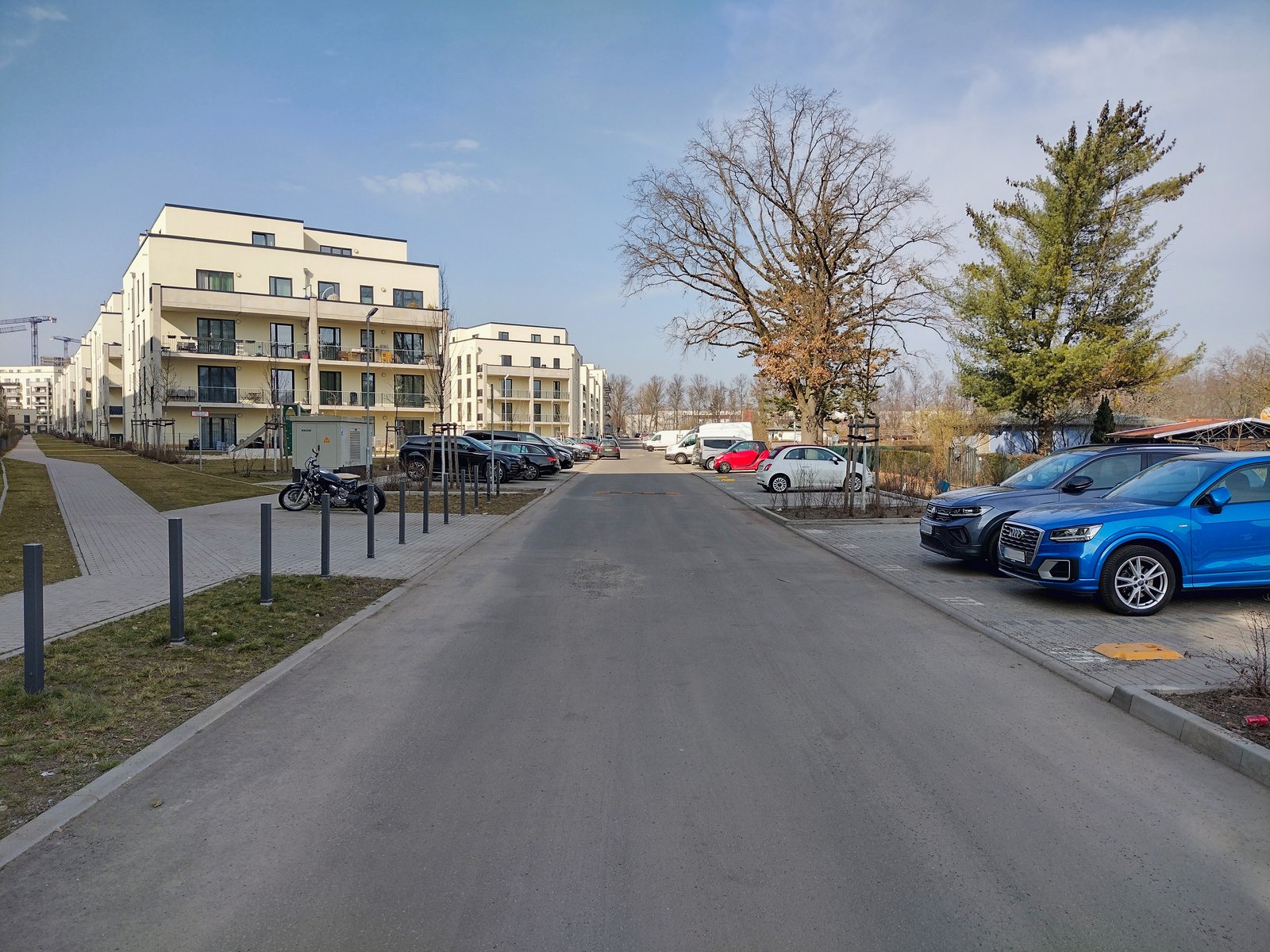 The Siemensstadt estate in Berlin, long white apartment blocks in landscaped grounds