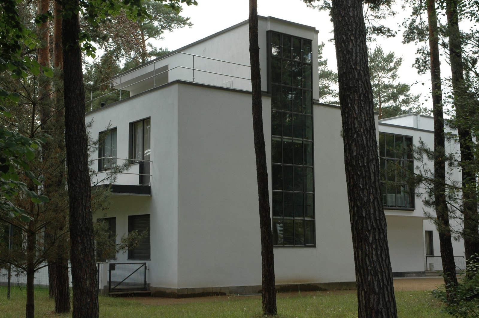 A composition of plain white cubic volumes with flat roofs