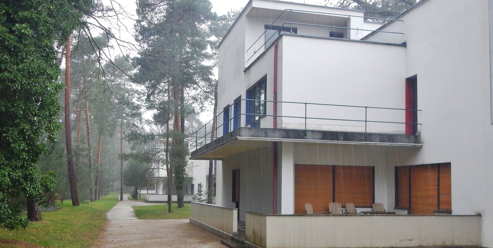 A flat roof with a plain parapet edge on a white modernist building