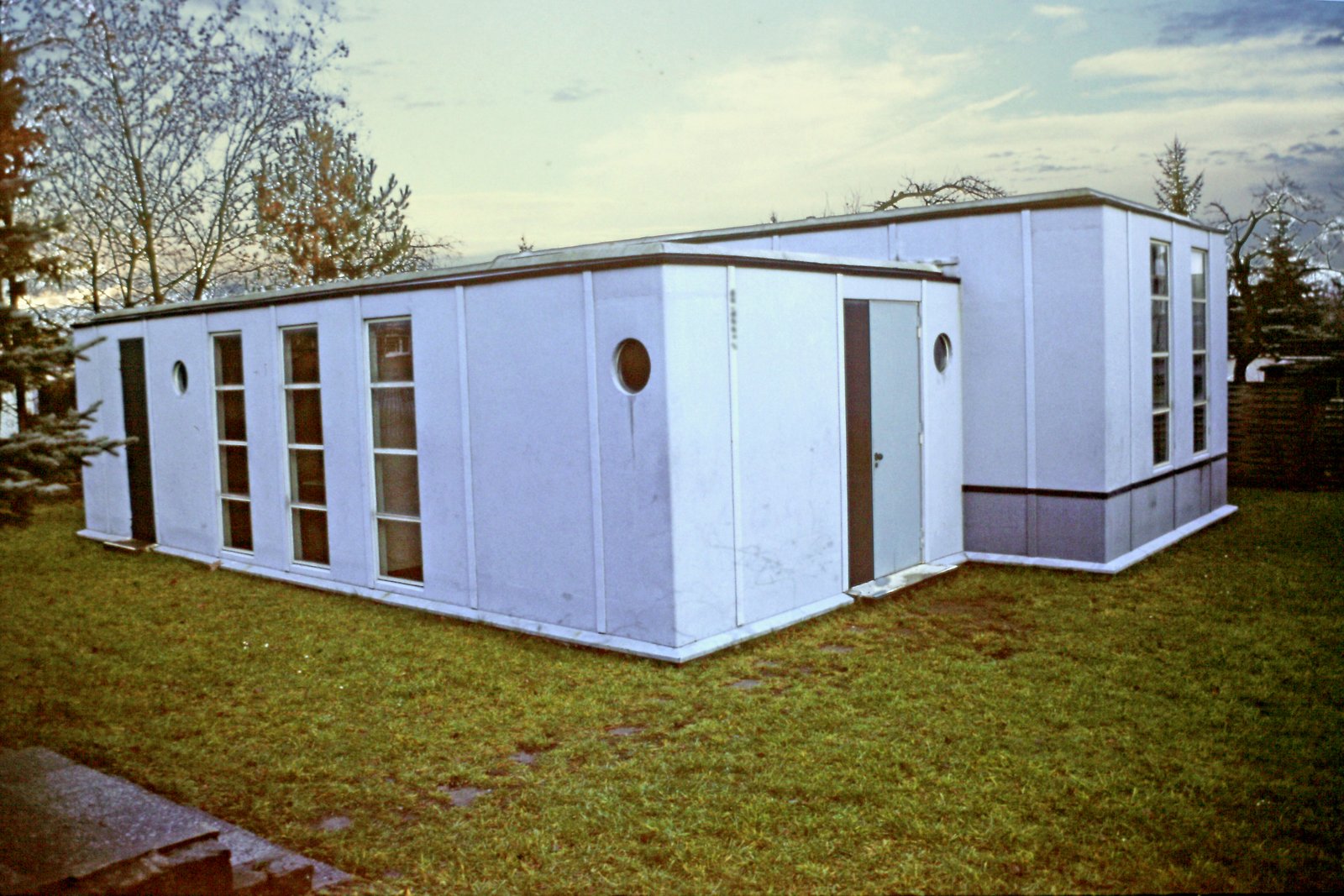 The steel house in Dessau, a compact house with a steel frame and panels