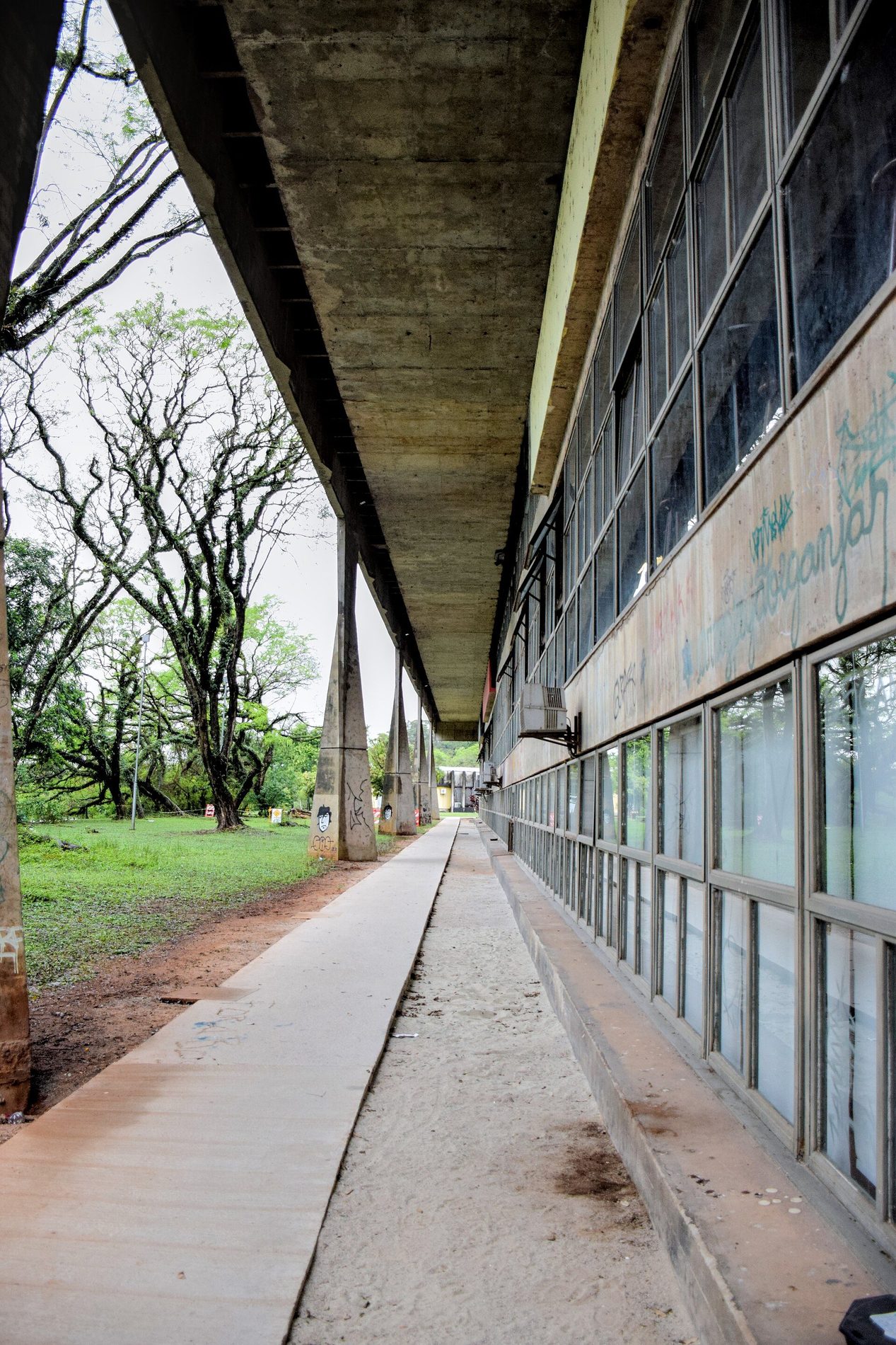 Beneath the FAU-USP building, São Paulo — the covered walkway under Artigas's great lifted box