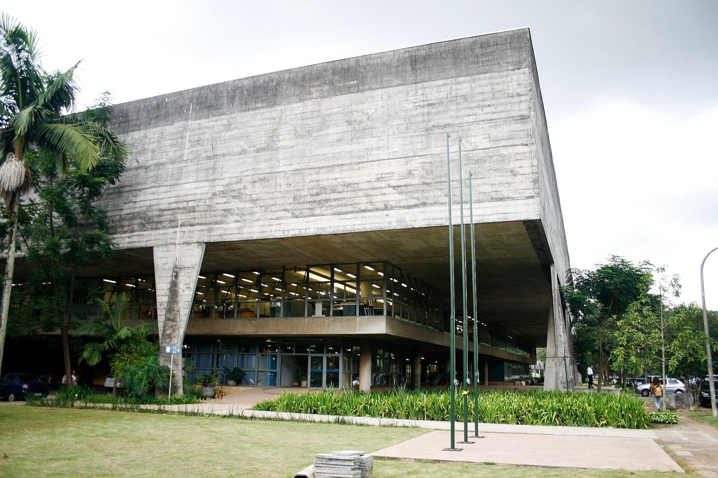 The Faculty of Architecture (FAU-USP), São Paulo — the great concrete box lifted on sculptural pilotis