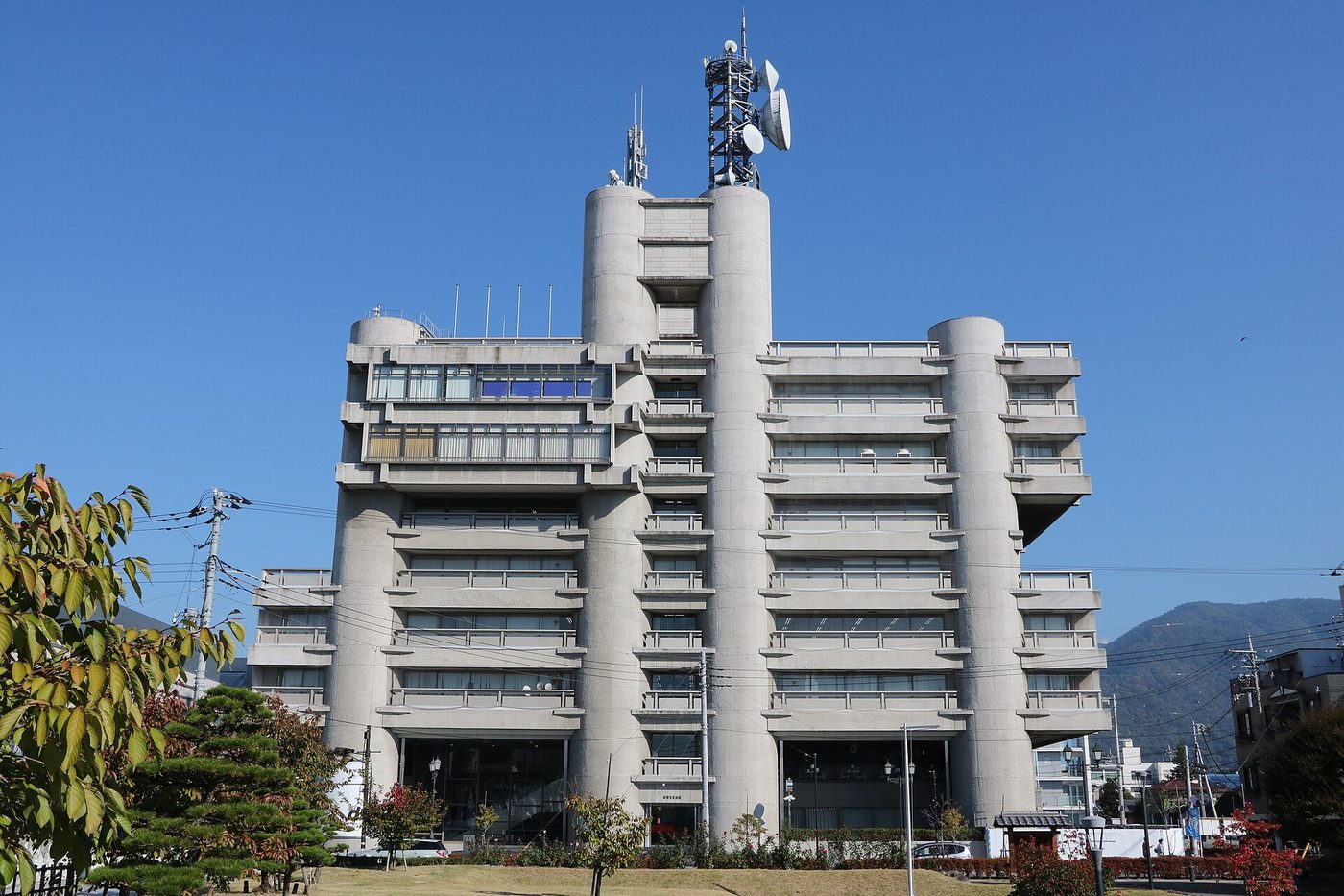 The Yamanashi Press and Broadcasting Centre, Kōfu — Tange's cylindrical service towers and lattice floors