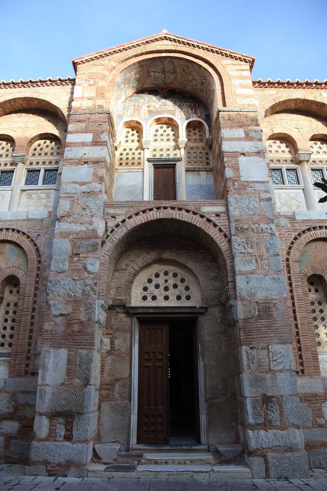The west front of Hosios Loukas' katholikon: cloisonné masonry, arches and pierced marble screens
