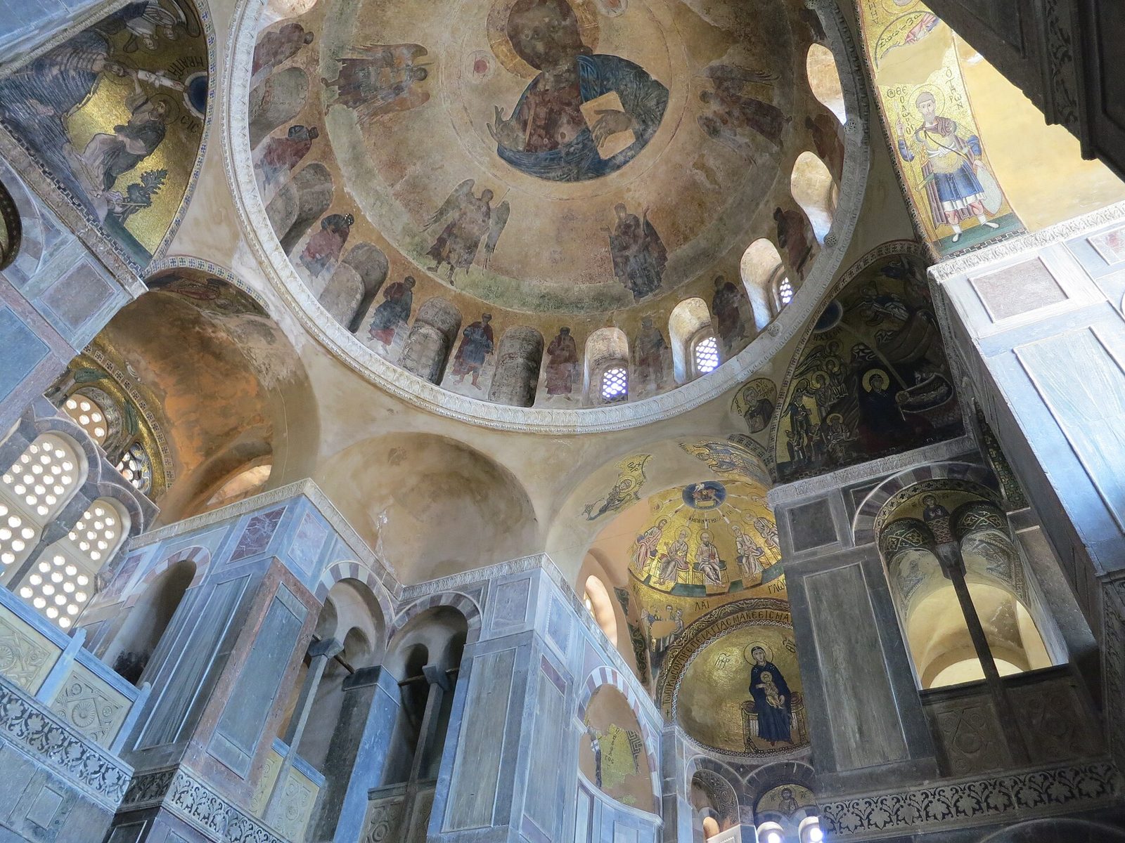 The katholikon of Hosios Loukas from within: dome, pendentives and gold mosaic