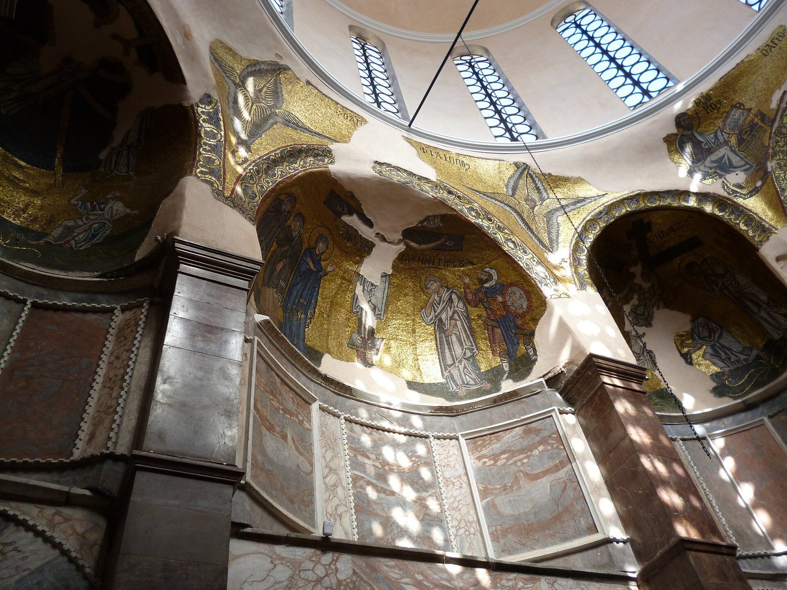 Inside Nea Moni's katholikon: mosaic-covered squinches and marble revetment