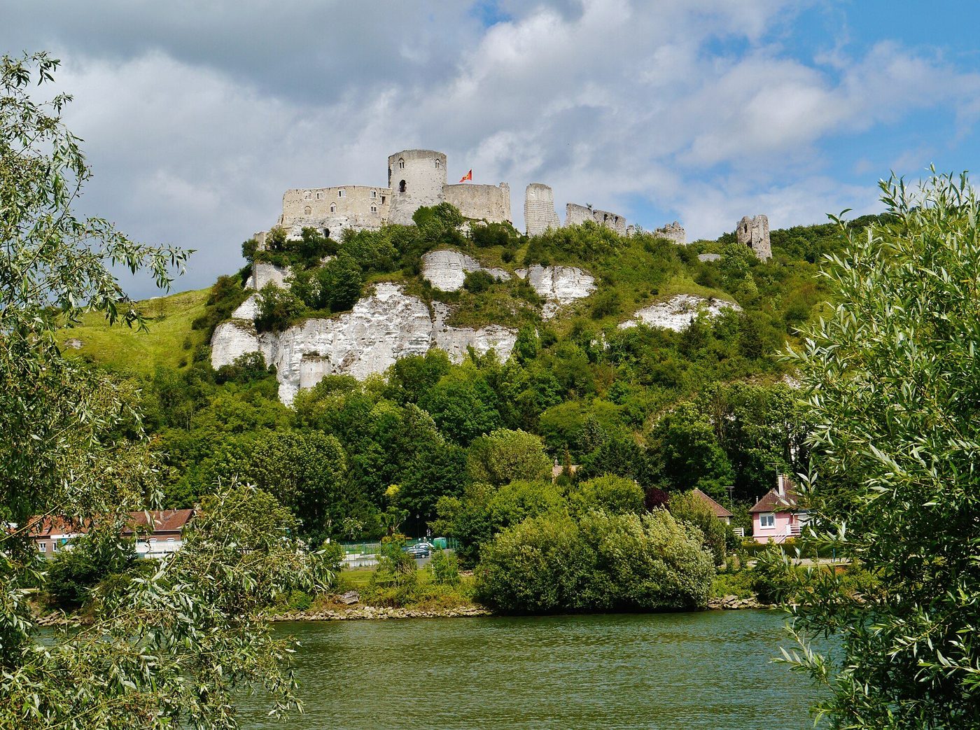 Château Gaillard above the Seine: the ruined inner bailey and its corrugated curtain wall on the chalk spur