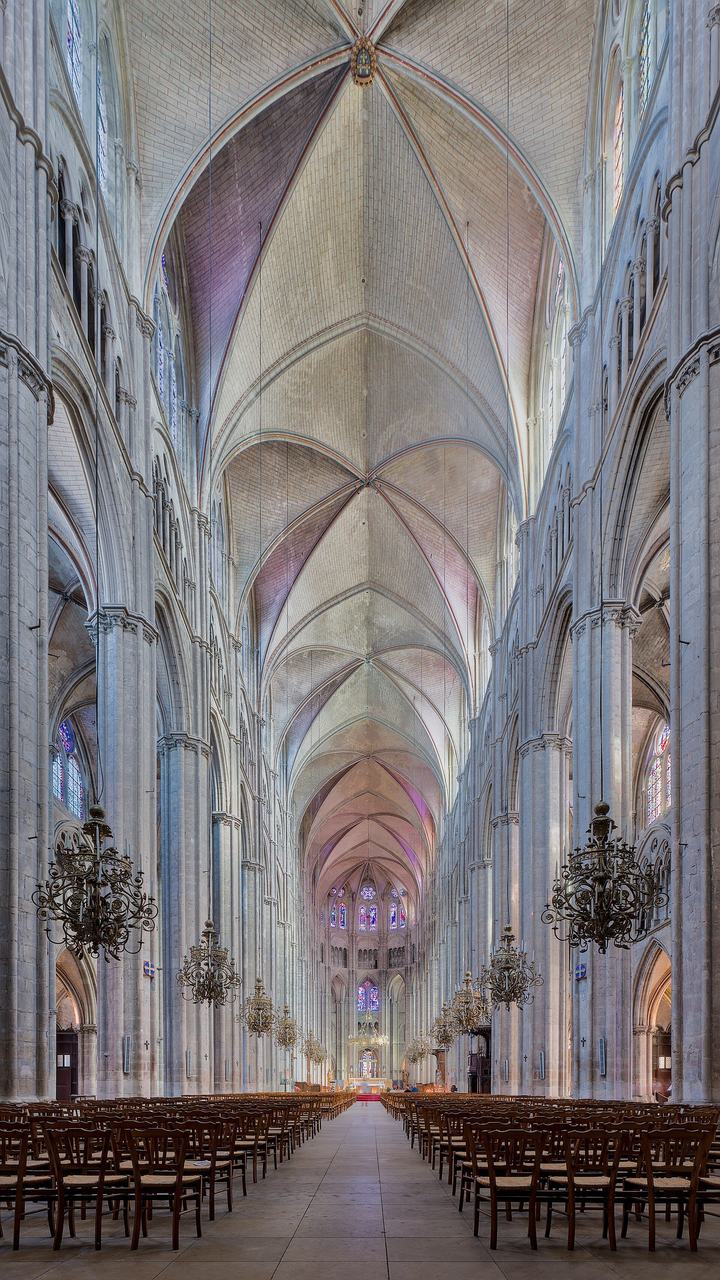 The interior of Bourges Cathedral: five aisles stepping down in height under continuous rib vaults, with no transept