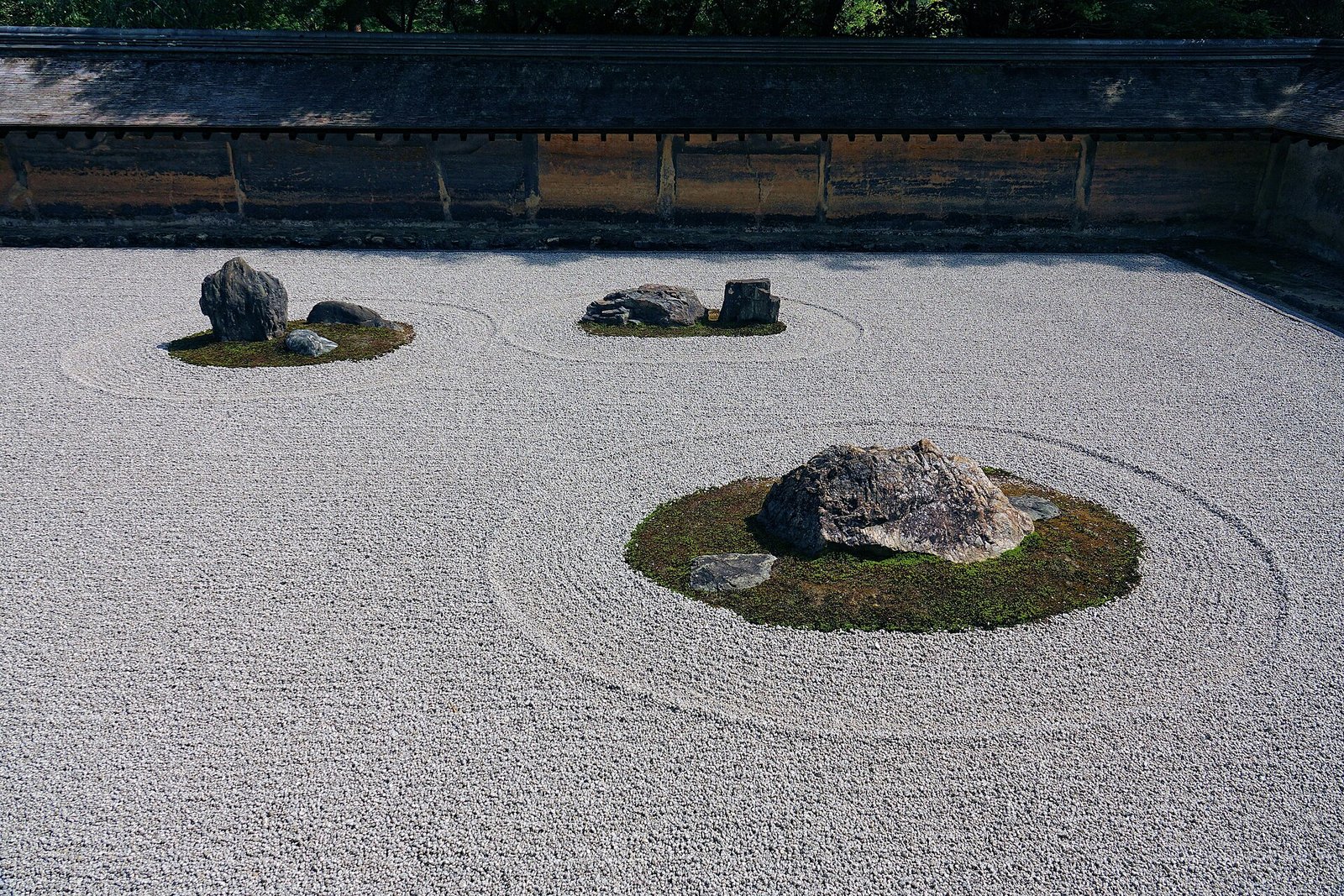 Rocks in raked gravel in the dry garden at Ryoan-ji