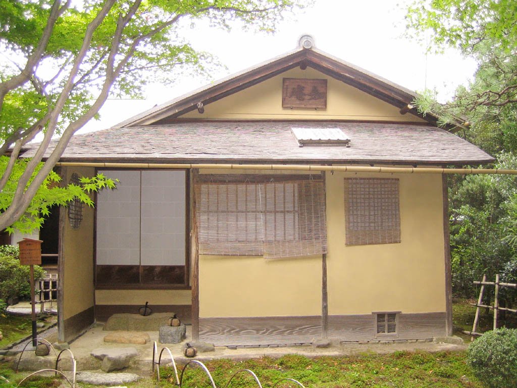The Joan tea house at Urakuen, Inuyama, its plaster walls and bamboo screens