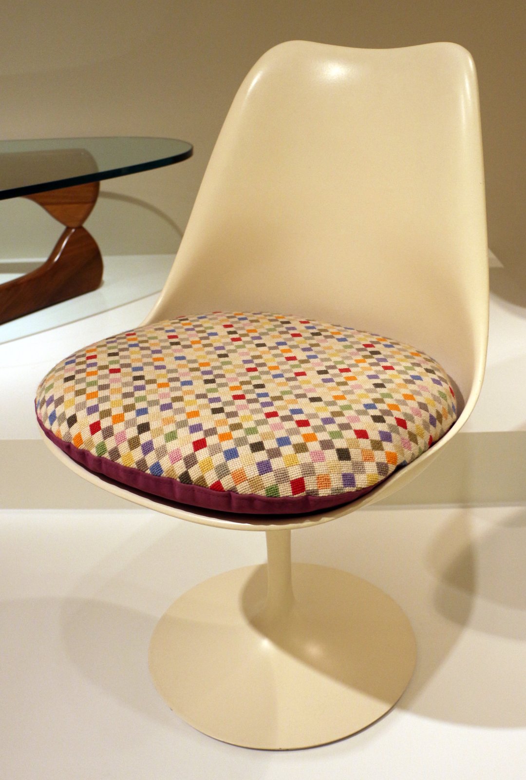 Saarinen's Tulip chair and table in white fibreglass and marble