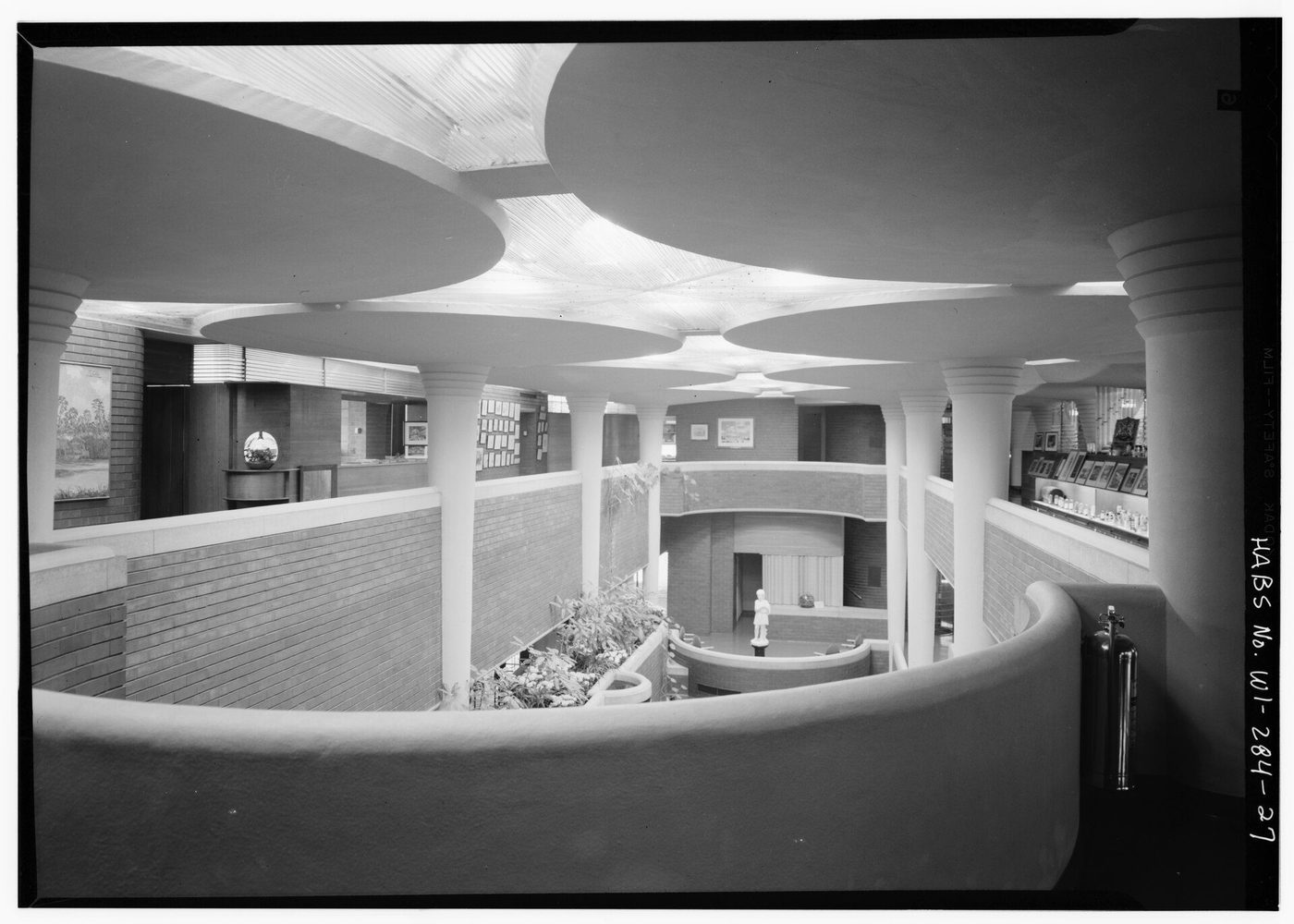 The Great Workroom of the Johnson Wax building: dendriform columns and lily-pad capitals from the balcony