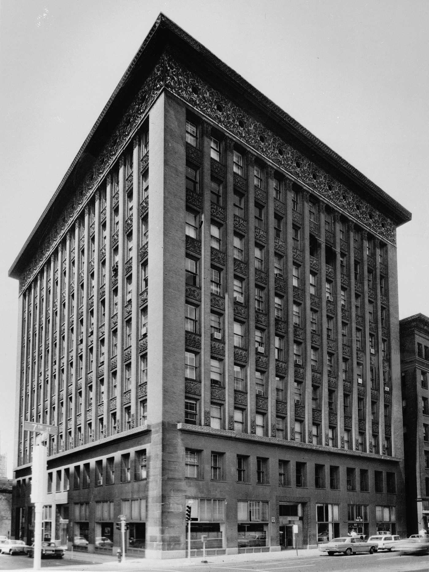 The Wainwright Building in St Louis: red brick and terra-cotta piers rising to Sullivan's ornamented cornice