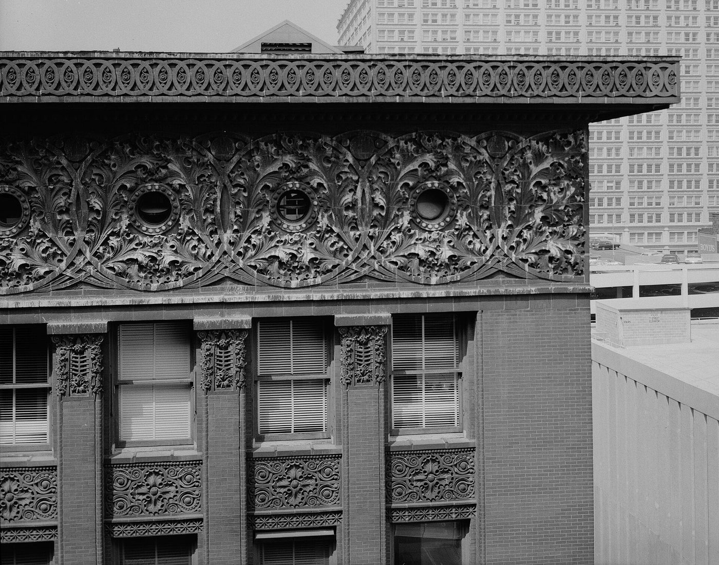 Detail of the Wainwright Building's cornice: Sullivan's interlaced terra-cotta ornament