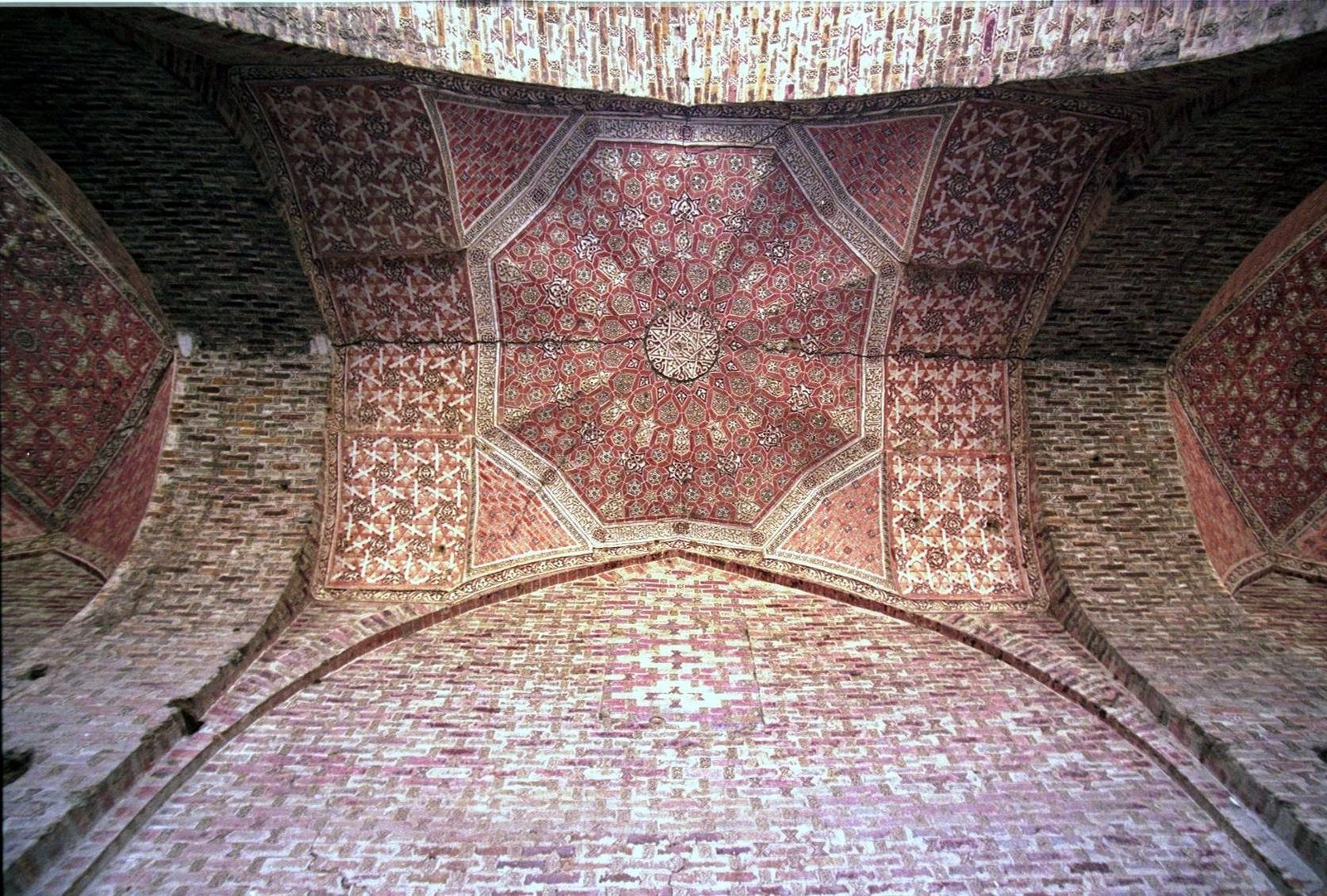Inside the Mausoleum of Öljaitü at Soltaniyeh: the great dome in brick, with painted pattern at its crown