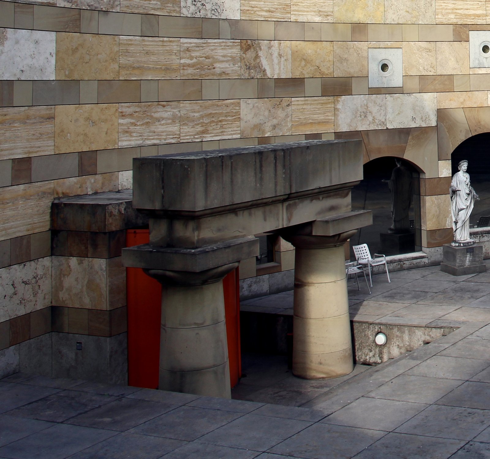 A stone portal detail at the Neue Staatsgalerie in Stuttgart, with stout columns and striped stonework.