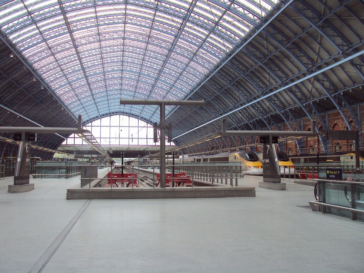 Barlow's train shed at St Pancras: the single-span arched roof over the Eurostar platforms