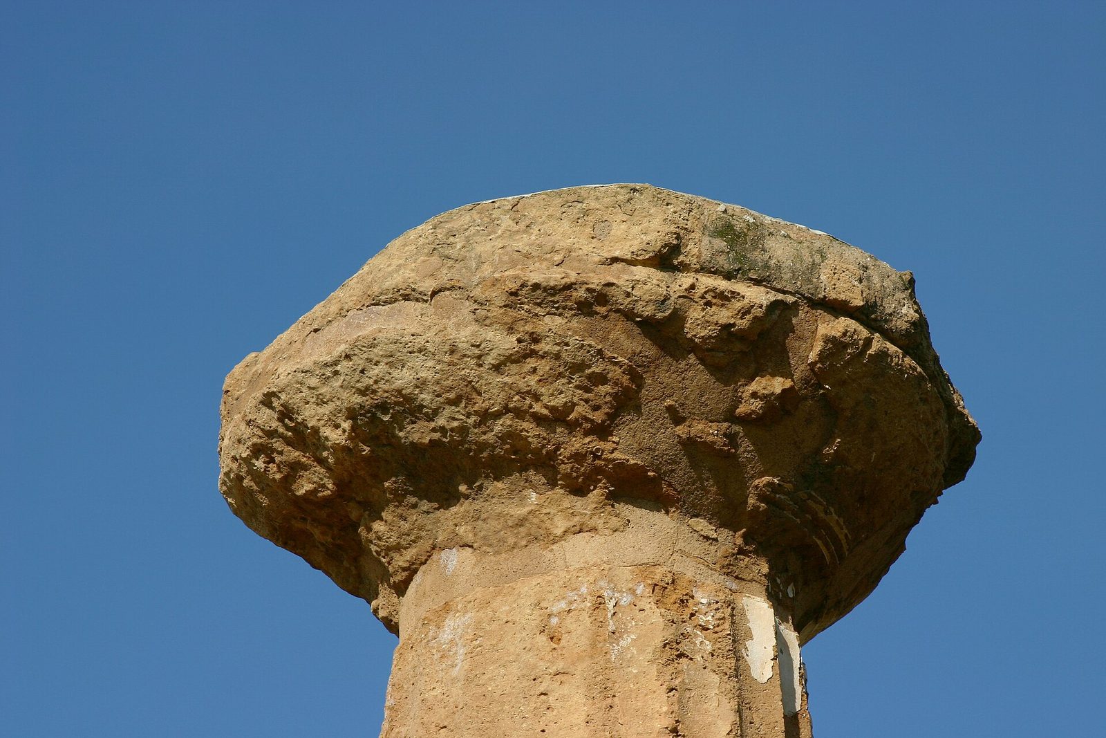 A weathered Doric capital at Agrigento: echinus and abacus above the fluted shaft